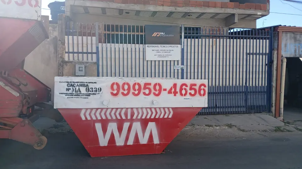 Caçamba estacionária WM em frente a uma obra