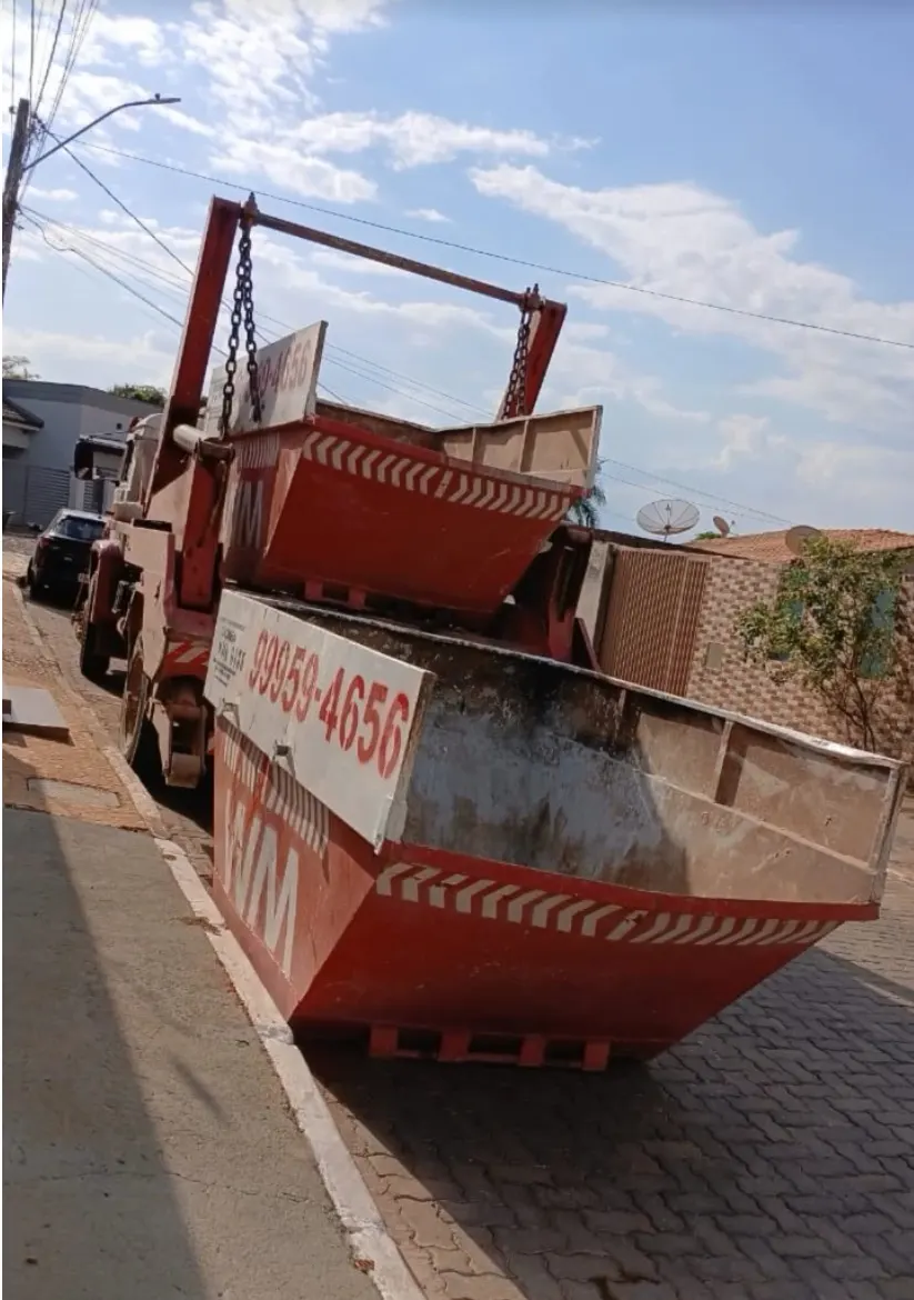 Caminhão da WM transportando caçambas